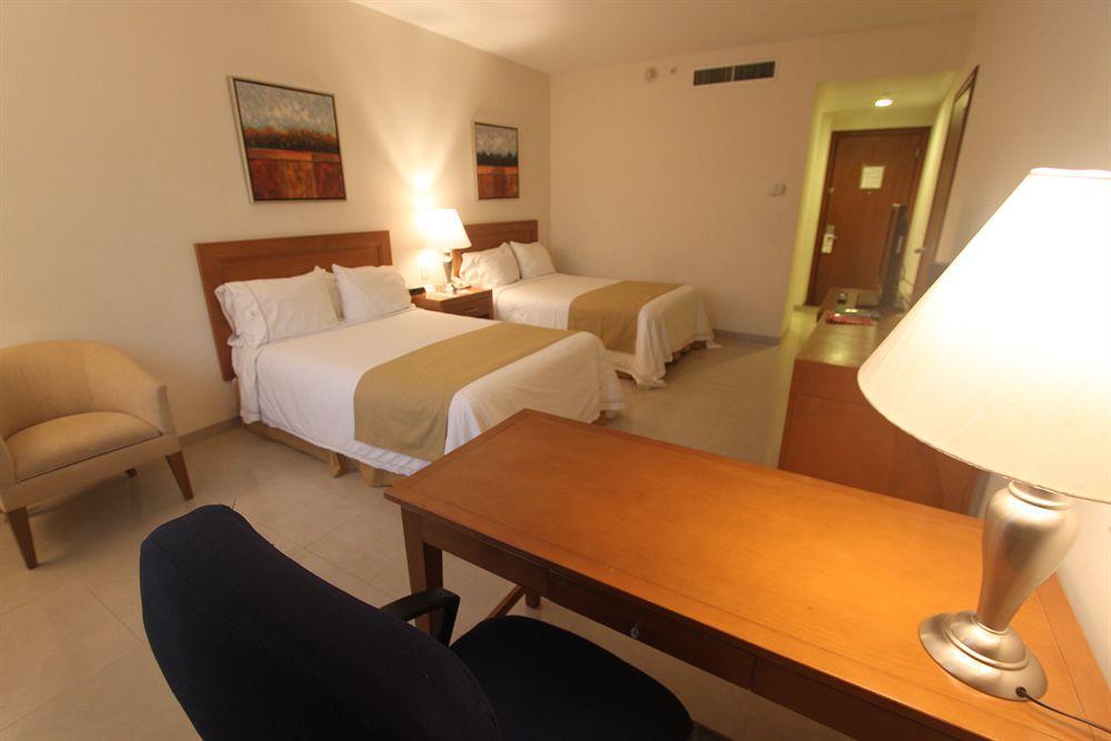 Wyndham Garden Playa Del Carmen Ξενοδοχείο Εξωτερικό φωτογραφία A room at the hotel