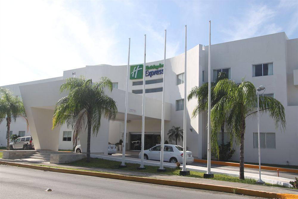 Wyndham Garden Playa Del Carmen Ξενοδοχείο Εξωτερικό φωτογραφία Holiday Inn Express in Mérida, Yucatán, Mexico