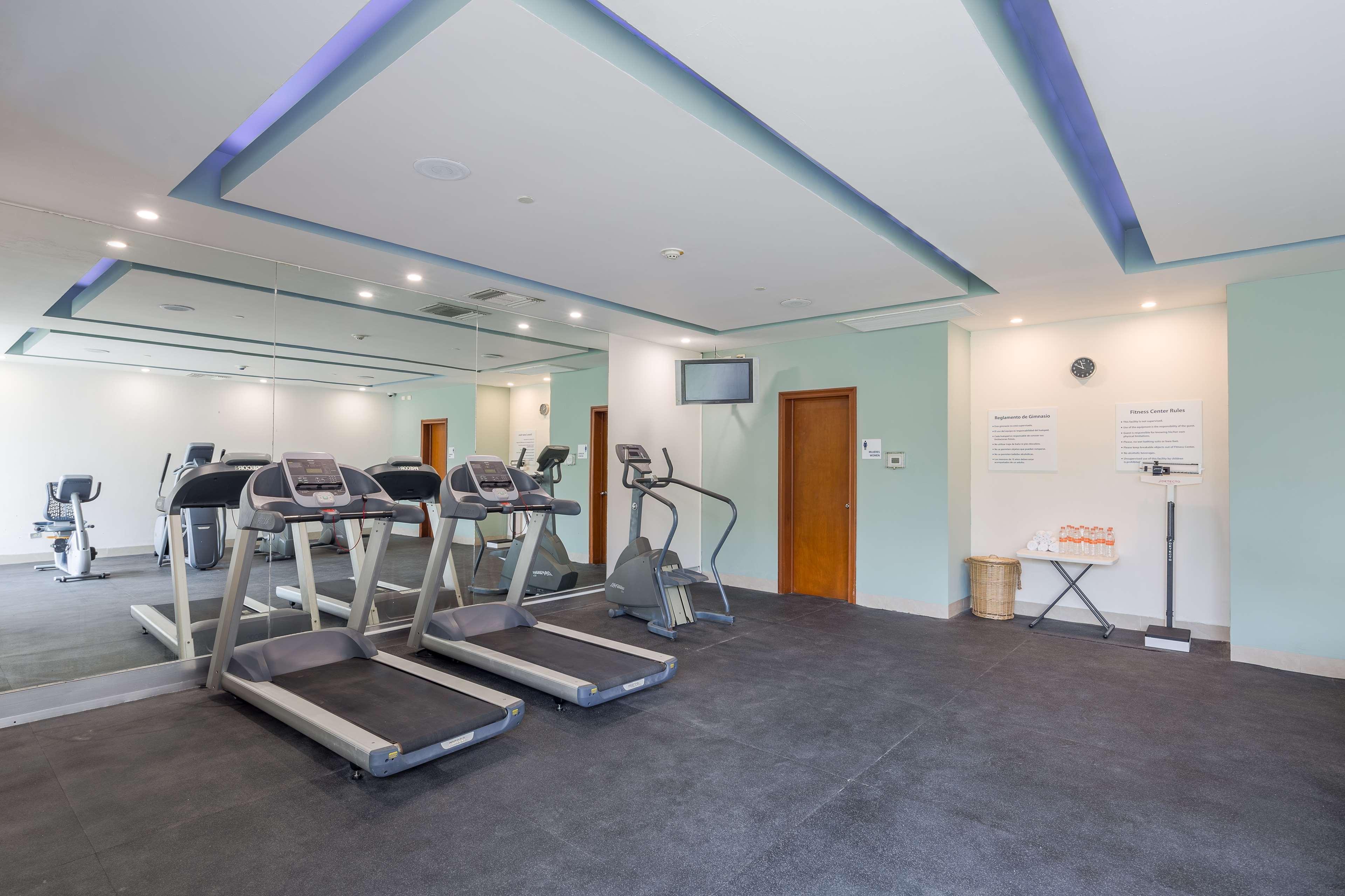 Wyndham Garden Playa Del Carmen Ξενοδοχείο Εξωτερικό φωτογραφία The gym at the hotel