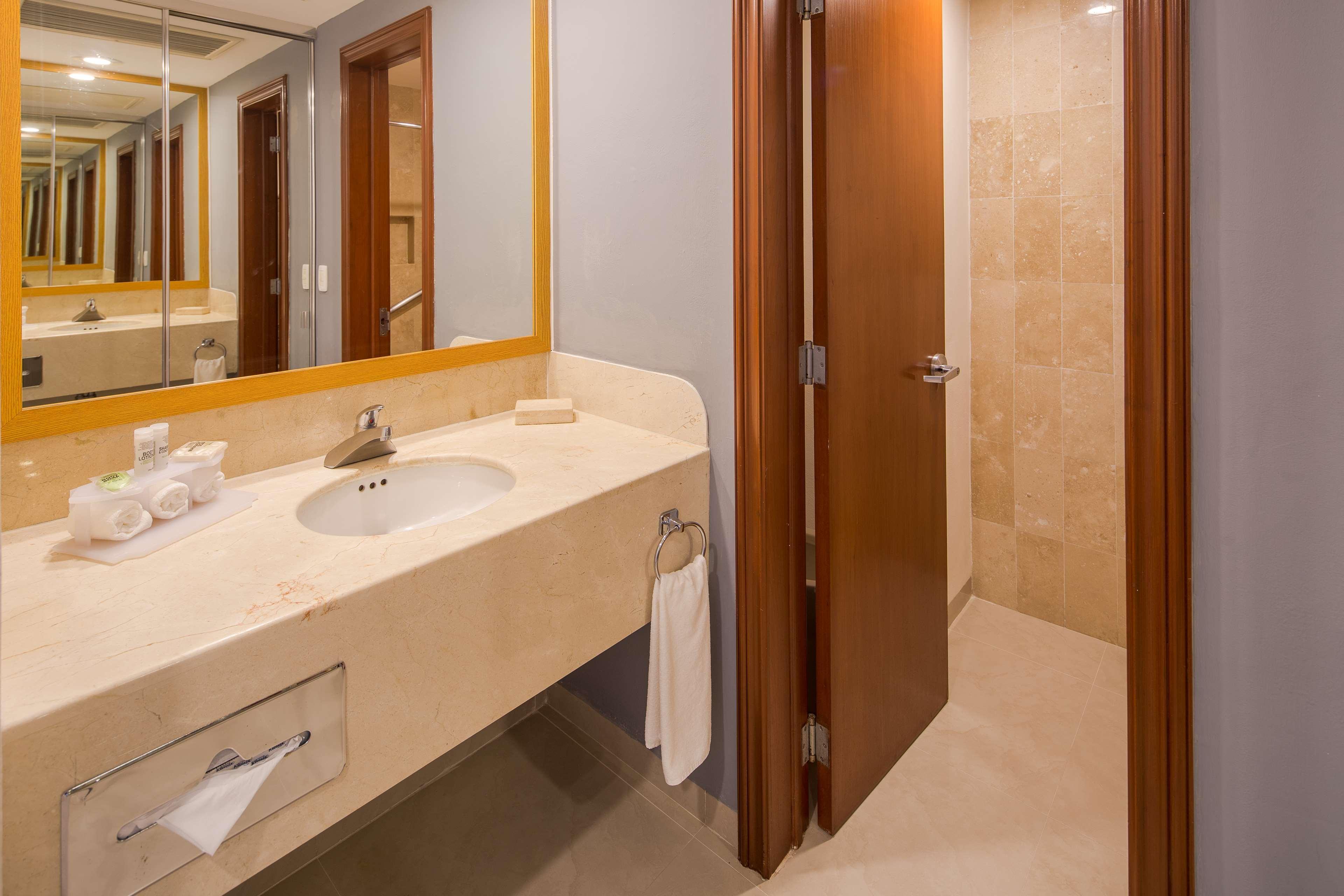 Wyndham Garden Playa Del Carmen Ξενοδοχείο Εξωτερικό φωτογραφία Bathroom