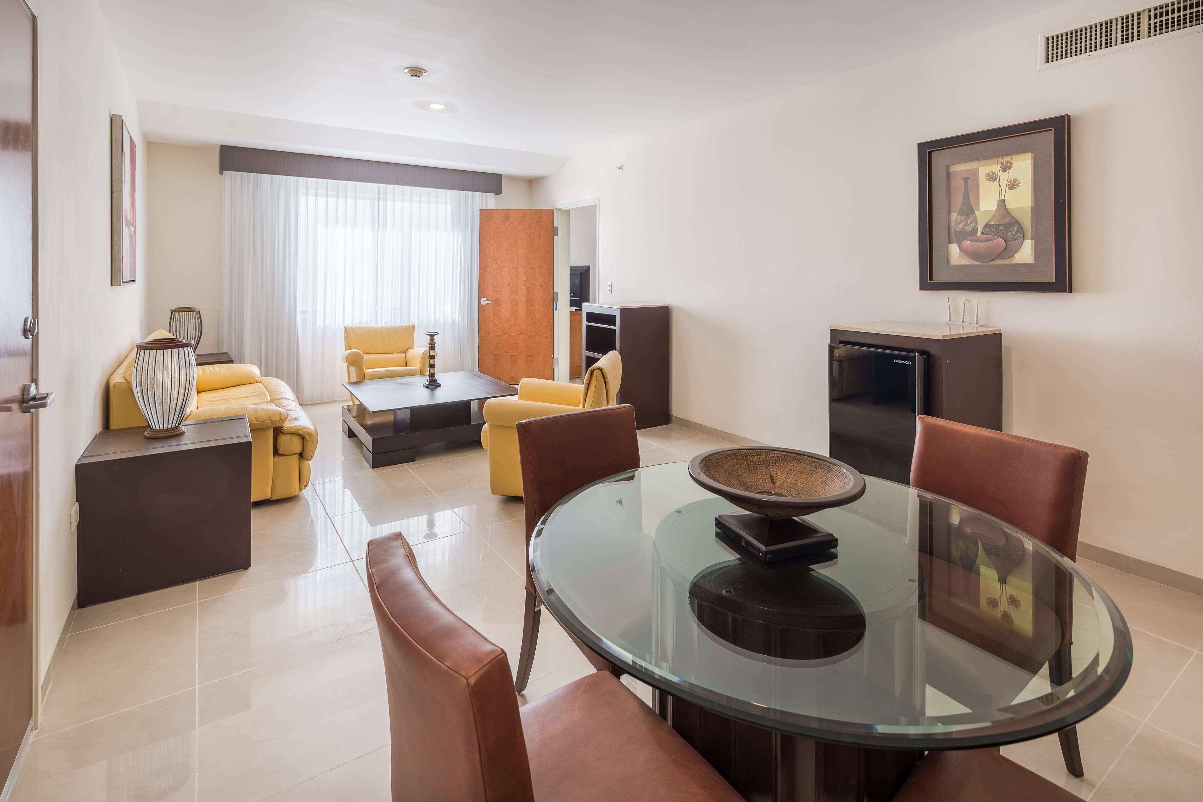 Wyndham Garden Playa Del Carmen Ξενοδοχείο Εξωτερικό φωτογραφία A living room at the hotel