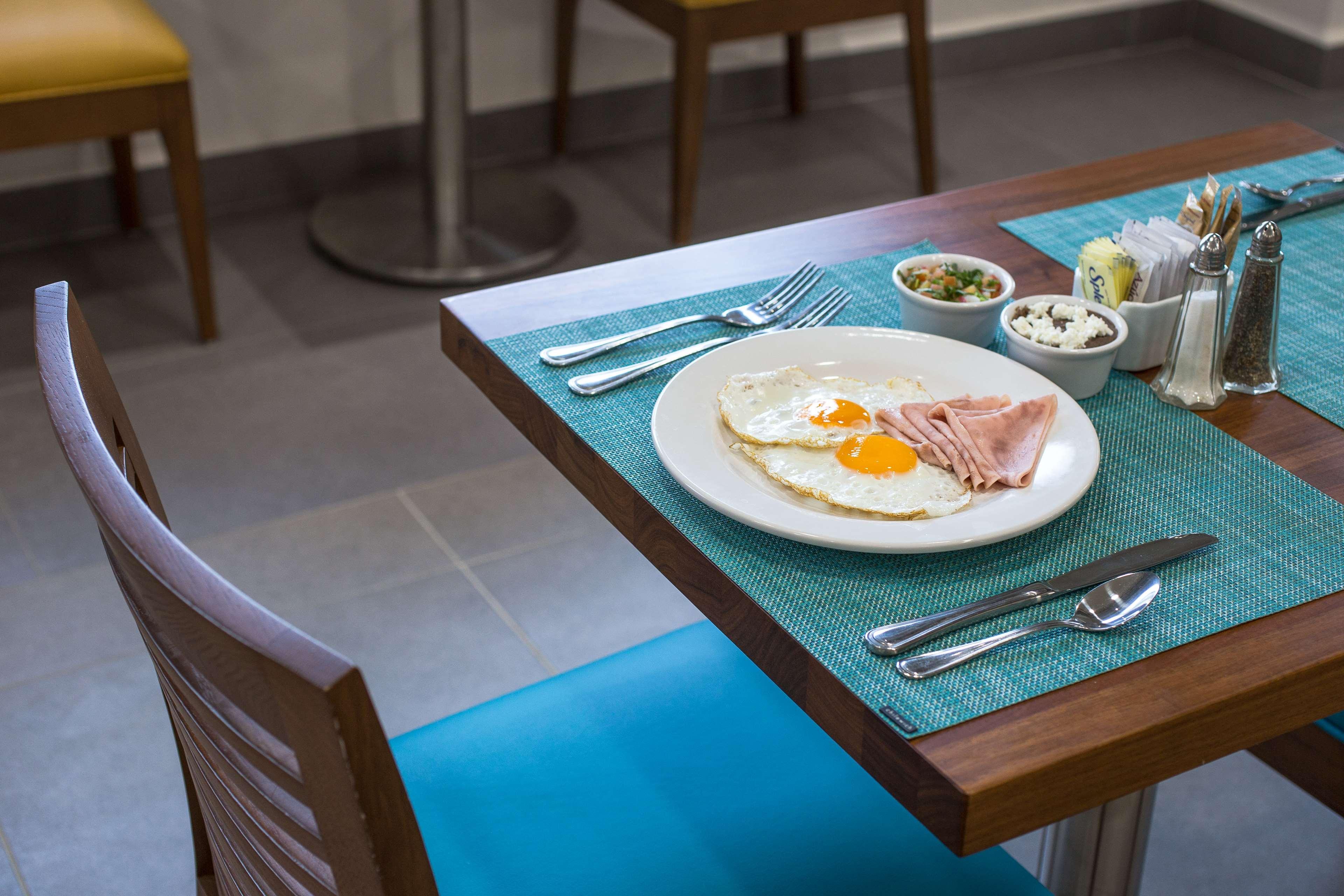 Wyndham Garden Playa Del Carmen Ξενοδοχείο Εξωτερικό φωτογραφία A breakfast table with a placemat