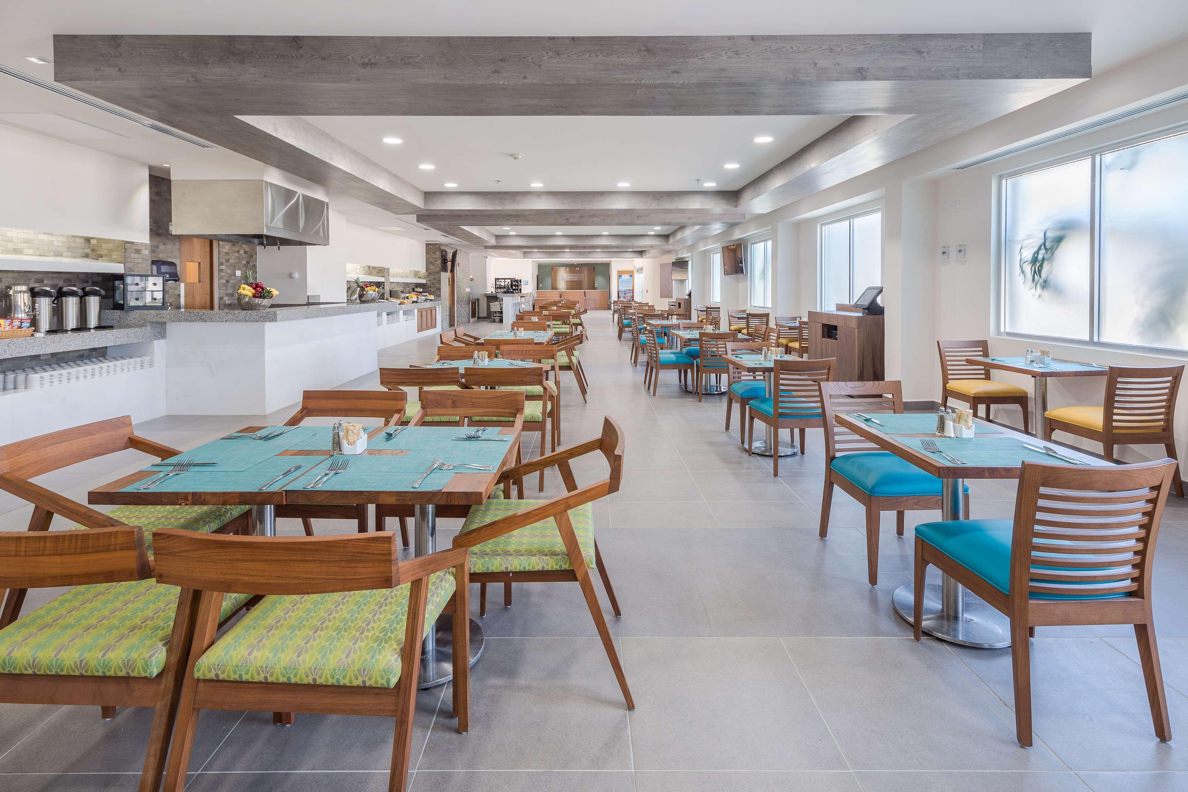 Wyndham Garden Playa Del Carmen Ξενοδοχείο Εξωτερικό φωτογραφία The dining room at the new hospital