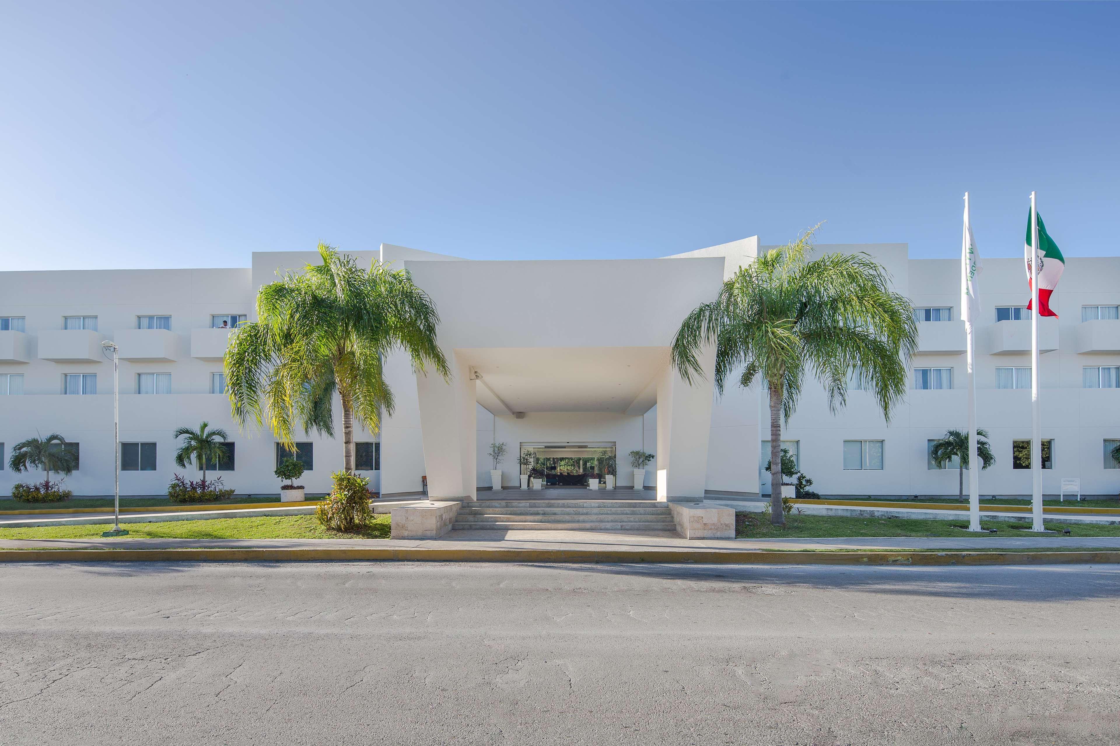 Wyndham Garden Playa Del Carmen Ξενοδοχείο Εξωτερικό φωτογραφία The main entrance of the hospital
