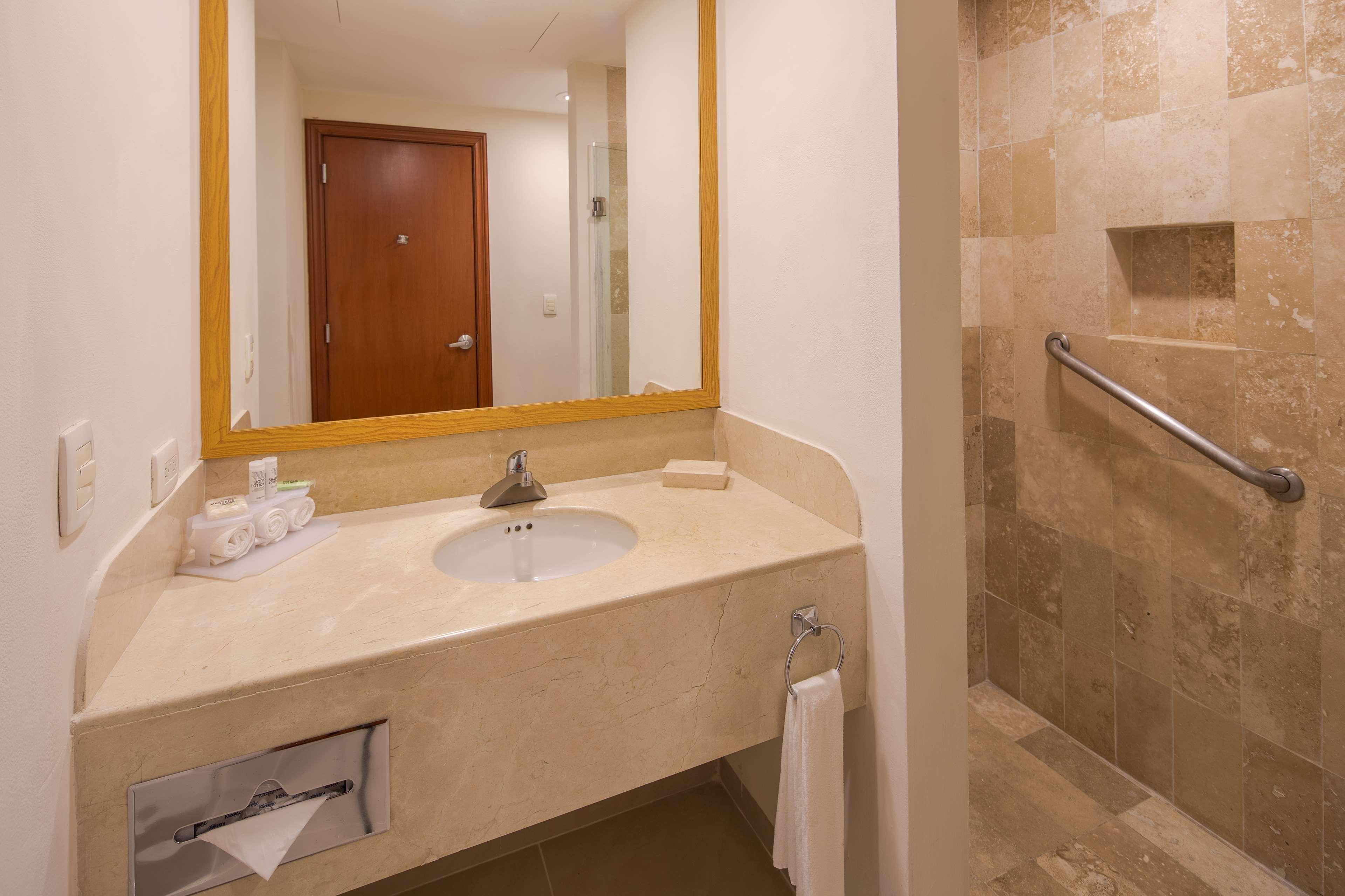 Wyndham Garden Playa Del Carmen Ξενοδοχείο Εξωτερικό φωτογραφία Bathroom