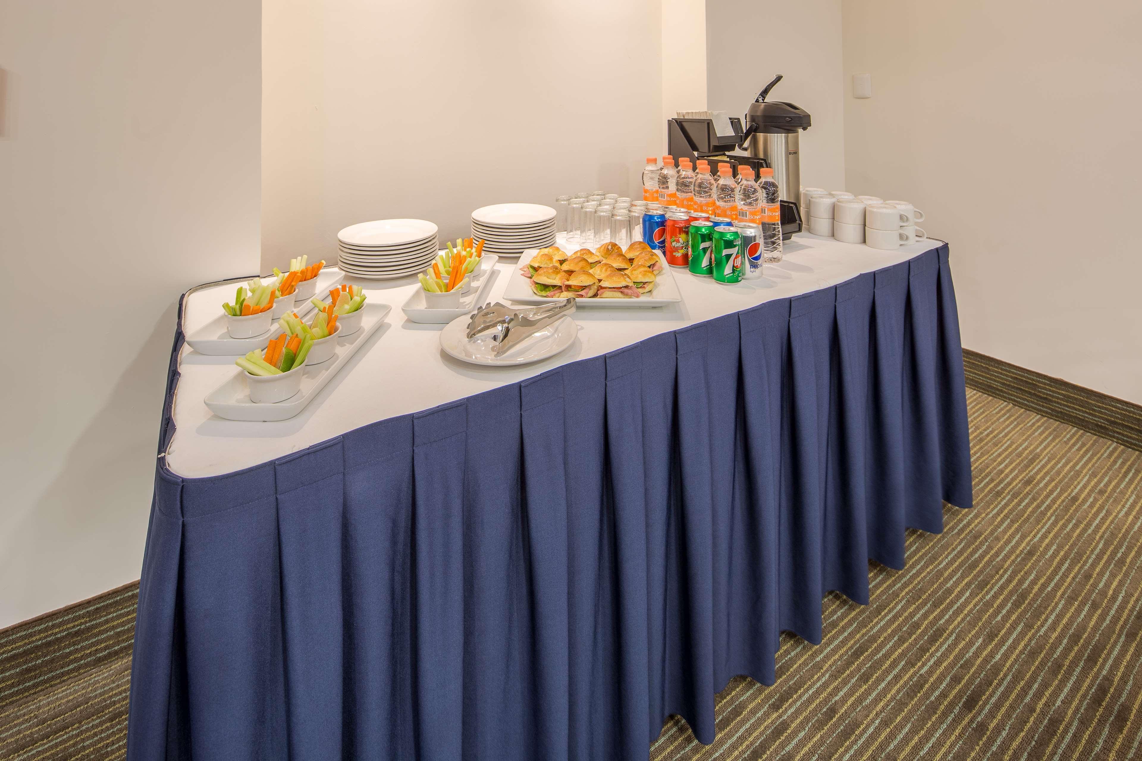 Wyndham Garden Playa Del Carmen Ξενοδοχείο Εξωτερικό φωτογραφία A table with a table skirt