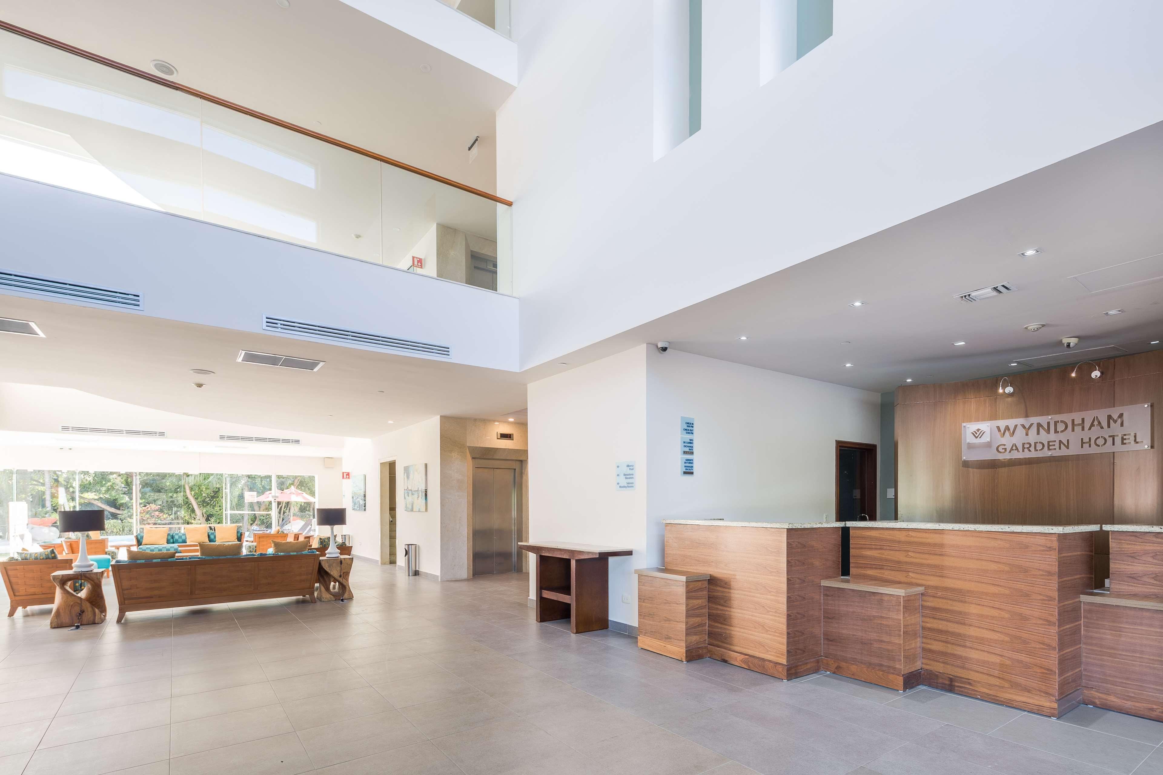 Wyndham Garden Playa Del Carmen Ξενοδοχείο Εσωτερικό φωτογραφία The reception area of the new building