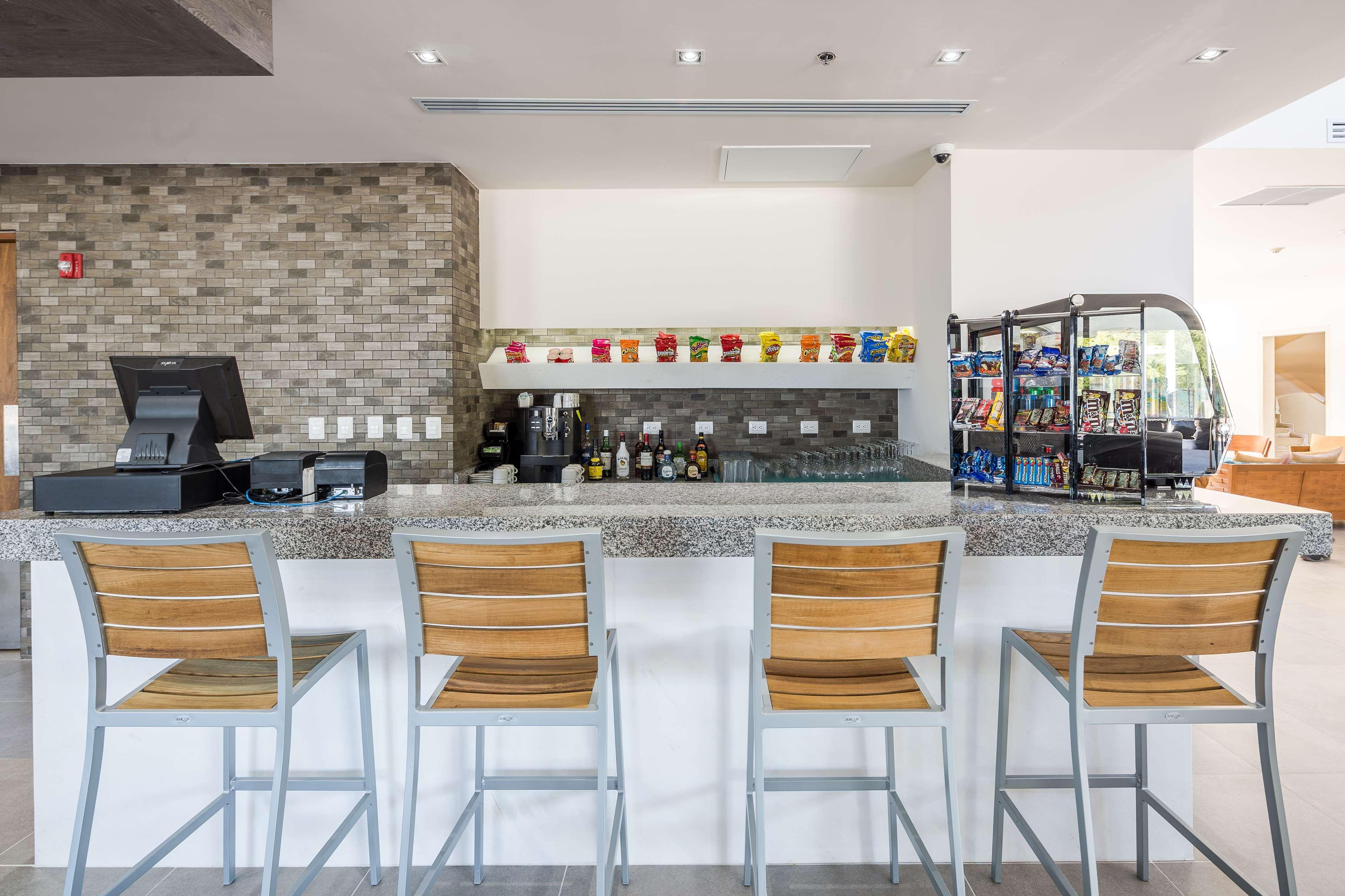 Wyndham Garden Playa Del Carmen Ξενοδοχείο Εξωτερικό φωτογραφία The bar at the airport