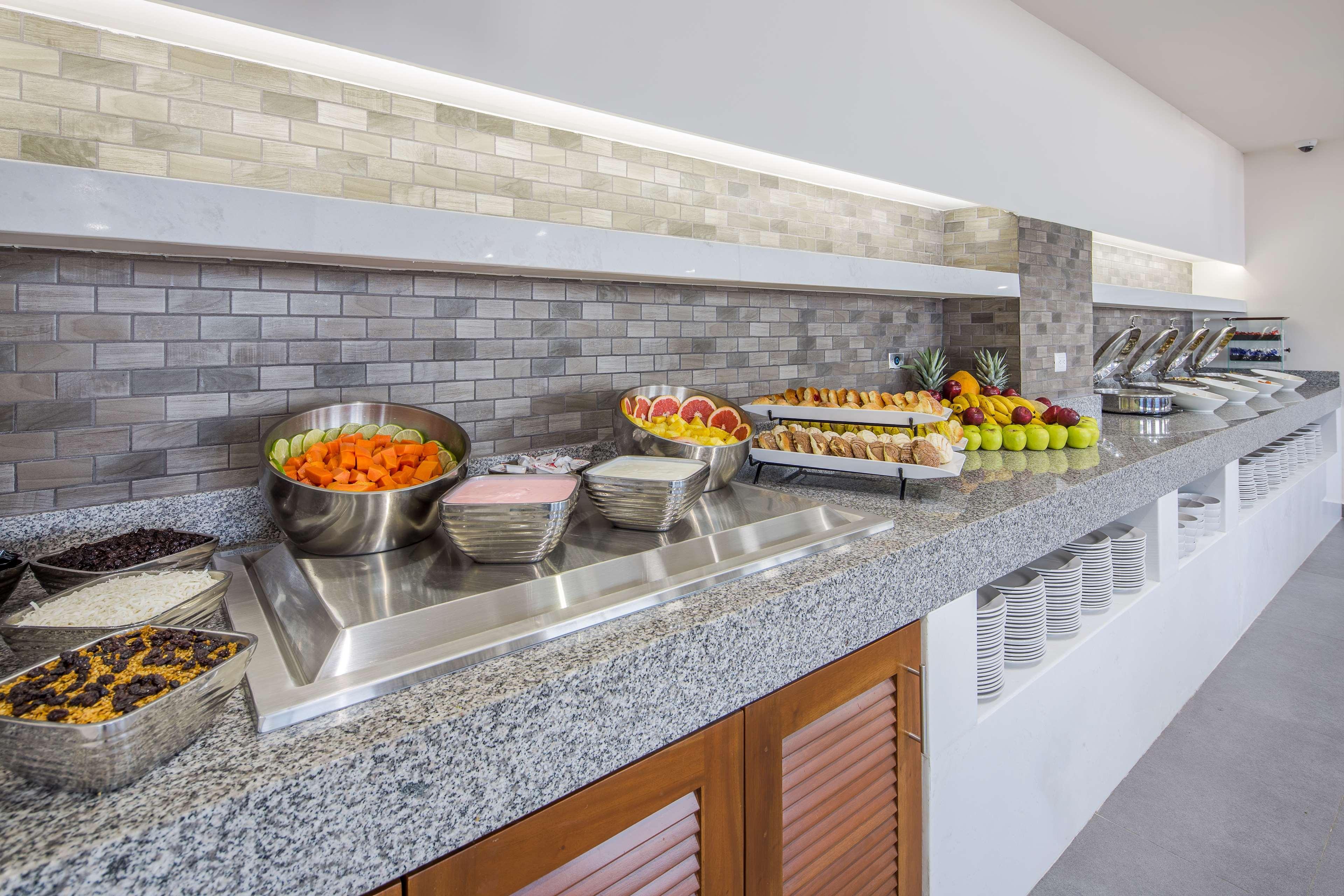 Wyndham Garden Playa Del Carmen Ξενοδοχείο Εξωτερικό φωτογραφία A buffet at a hotel