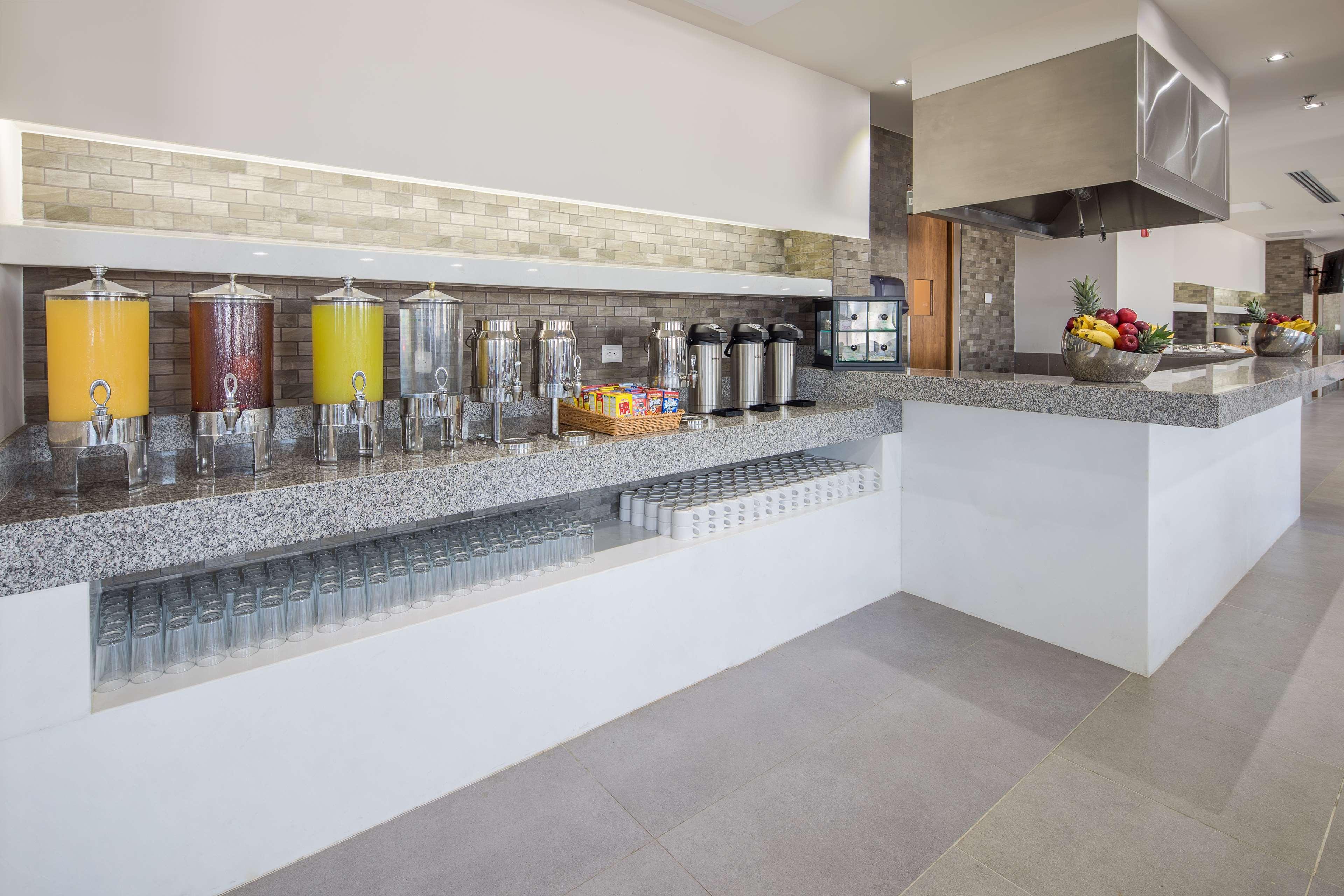 Wyndham Garden Playa Del Carmen Ξενοδοχείο Εξωτερικό φωτογραφία The kitchen at the restaurant