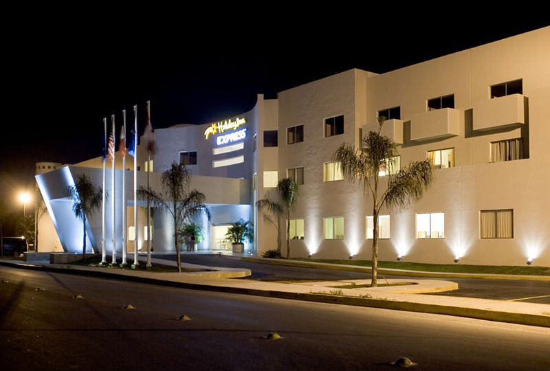Wyndham Garden Playa Del Carmen Ξενοδοχείο Εξωτερικό φωτογραφία The new terminal at night