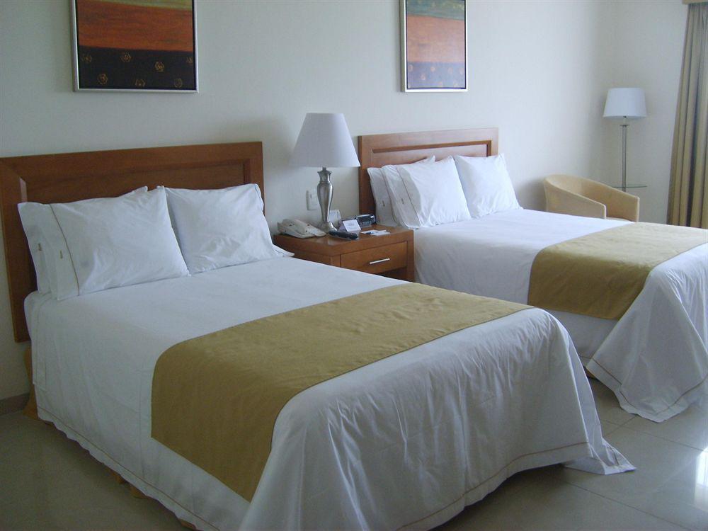 Wyndham Garden Playa Del Carmen Ξενοδοχείο Δωμάτιο φωτογραφία A guest room at the hotel