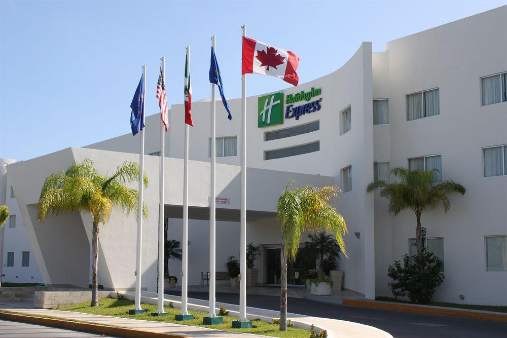 Wyndham Garden Playa Del Carmen Ξενοδοχείο Εξωτερικό φωτογραφία Holiday Inn Express in Cancun, Mexico